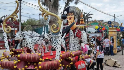 Brillo y tradición en la 68° edición del Desfile de Carrozas Estudiantiles