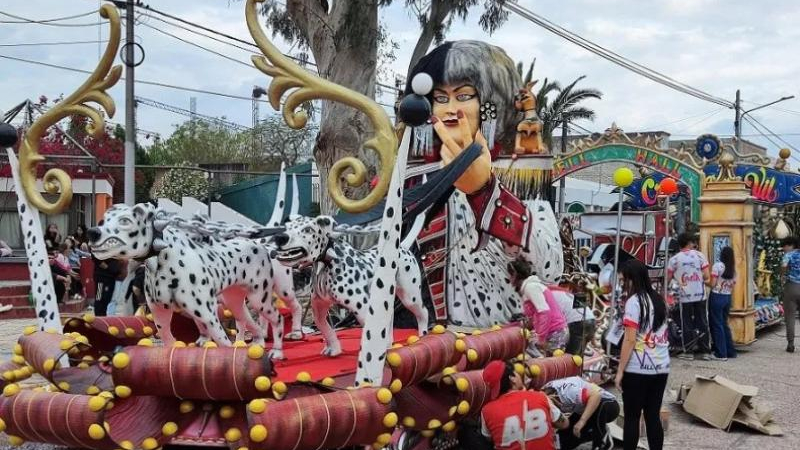 Brillo y tradición en la 68° edición del Desfile de Carrozas Estudiantiles