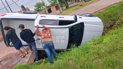 Volcó una camioneta en el barrio Puerta del Sol: los vecinos ayudaron a sacarla