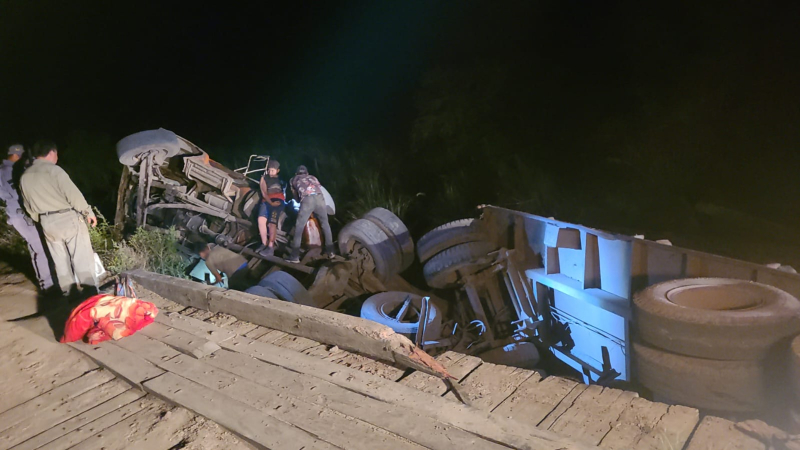 Camión cargado con rollizos despistó y cayó parcialmente de un puente