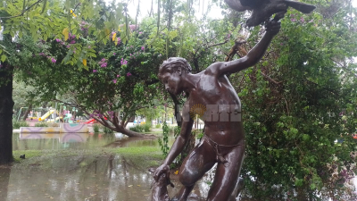 Un "Cazador" atrapado por el agua en la Plaza 25 de Mayo