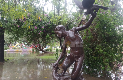 Un "Cazador" atrapado por el agua en la Plaza 25 de Mayo