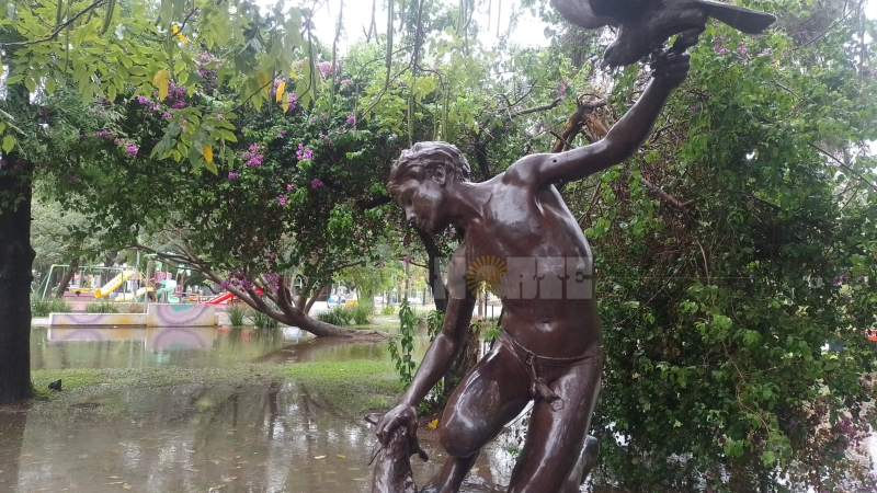 Un "Cazador" atrapado por el agua en la Plaza 25 de Mayo