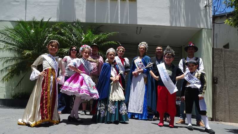 El orgullo inmigrante que vuelve a encender su fiesta mayor