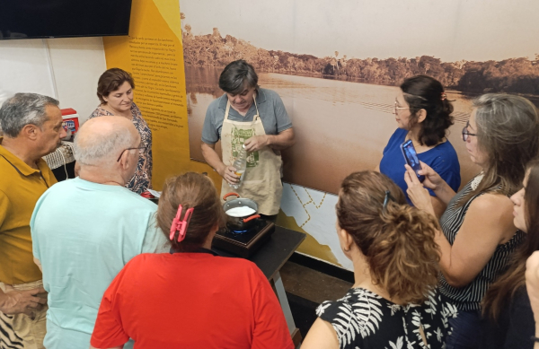 En el penúltimo taller del año, Marcelo López Ullmann que enseñó a hacer ricota, queso crema y queso Paraguay.