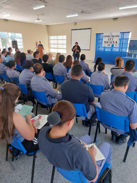 Capacitación de la Secretaría de la Mujer en Laguna Blanca (2).jpeg