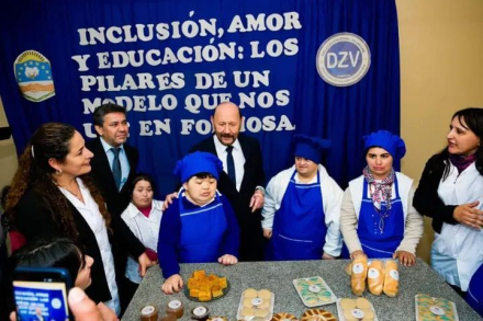 El Gobernador con estudiantes de la Modalidad de Educación Especial.jpg