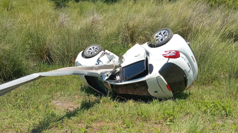 Una conductora despistó y volcó con su auto