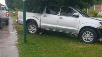 Makallé: un conductor se quedó dormido y chocó su camioneta contra un poste