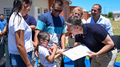 El Gobierno provincial entregó viviendas en Presidencia de la Plaza