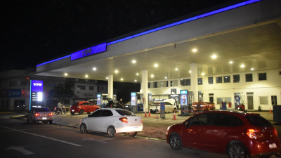 Una multitud acudió a cargar combustible antes de Navidad  