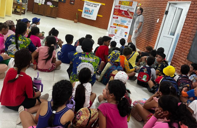 Niñas y niños aprenden sobre prevención del dengue
