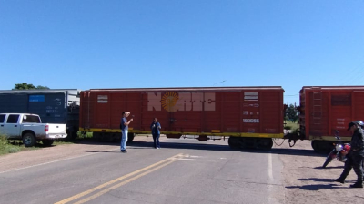 Sáenz Peña: una formación del ferrocarril Belgrano Cargas quedó varada sobre la ruta nacional 95