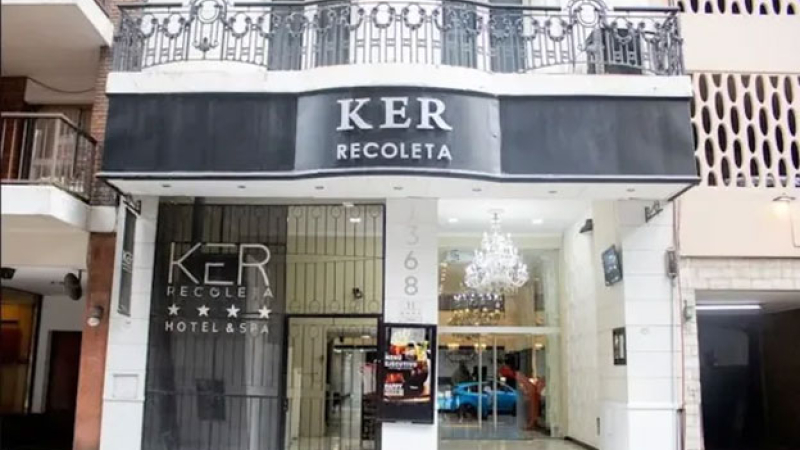 Encontraron muertos a una mujer y su hijo en la habitación de un hotel