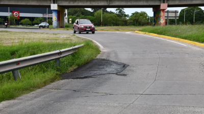Repararon un sector socavado en la rotonda de avenida Sarmiento y la Autovía Avellaneda