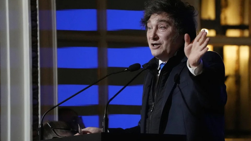 Milei reveló cuándo se eliminarán las bandas cambiarias y defendió la apertura económica