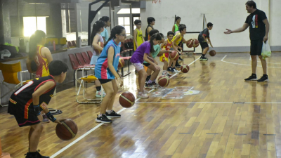 Asociación Española apuesta a la experiencia para relanzar su básquet