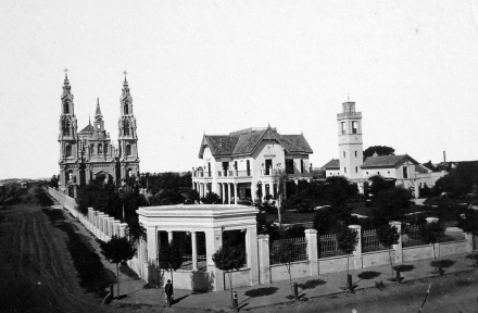 La Quinta de los Guerrero (antigua Quinta de Álzaga, actualmente Plaza Colombia) en Barracas hacia 1880, lugar donde fue asesinada Felicitas en 1872 (Wikipedia).jpg