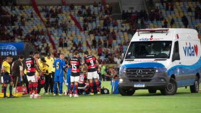 Un futbolista se desplomó, convulsionó y salió en ambulancia