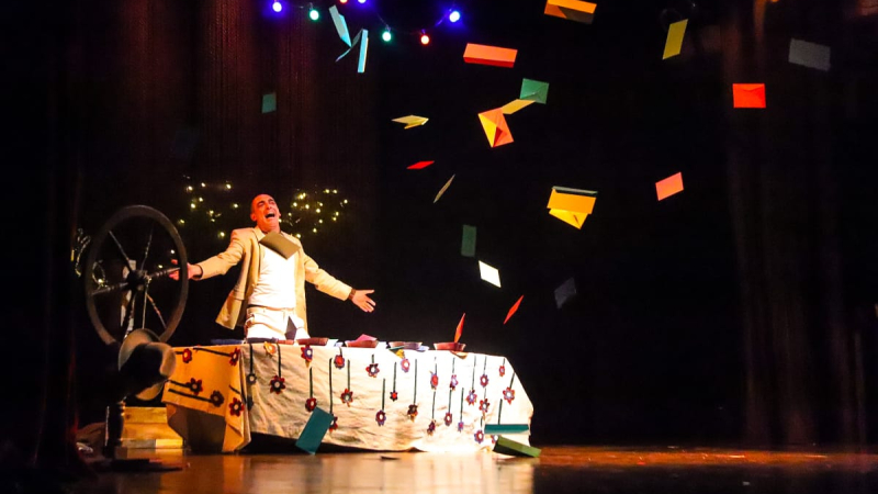 Mauricio Dayub: "El teatro que hago va directo al corazón"