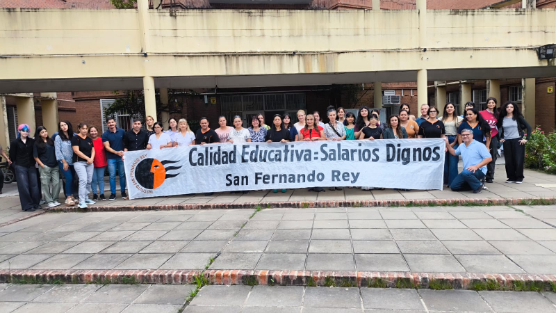 Docentes del San Fernando Rey se manifestaron por salarios dignos