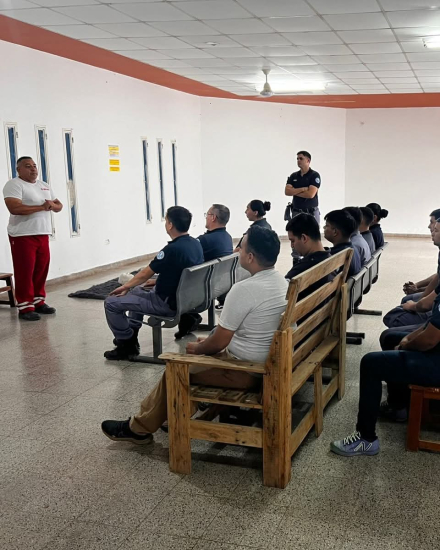 Personal de salud capacitó a efectivos policiales en respuesta ante emergencias en Las Lomitas (4).jpeg