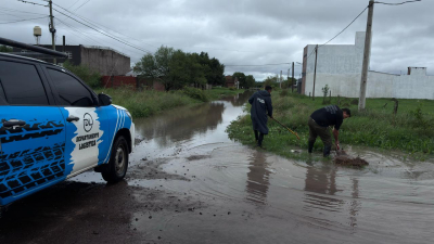 La policía también colaboró para destapar desagües en barrios de Resistencia