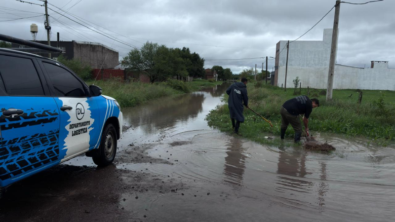 La policía también colaboró para destapar desagües en barrios de Resistencia