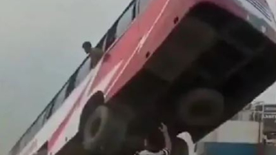 Bangladesh: más de 20 muertos en la caída de un colectivo al río Padma