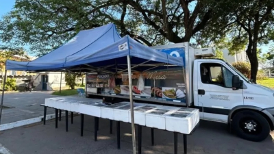 Llegó el camión de venta de pescado de mar y atiende hasta las 14  