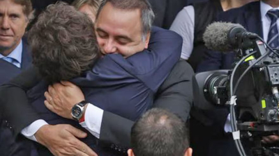 Milei le dio un abrazo a Manuel Adorni y volvió a mostrarle su apoyo en medio del avance de las causas judiciales