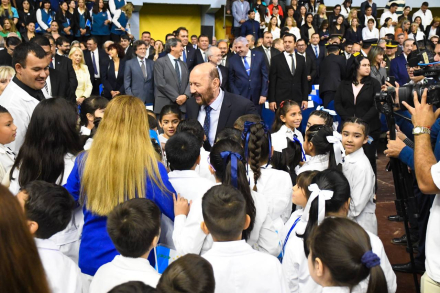 Estudiantes con el gobernador Gildo Insfrán 1.jpg