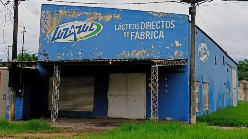 Delincuentes irrumpen con una camioneta y dan un gran golpe
