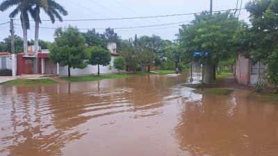 Bajo el agua, pero unidos: la solidaridad sostiene a Castelli en su peor crisis