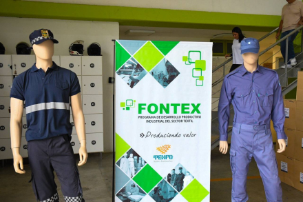 ENTREGA DE INDUMENTARIA CONFECCIONADA POR FONTEX A LA POLICIA (3).jpg