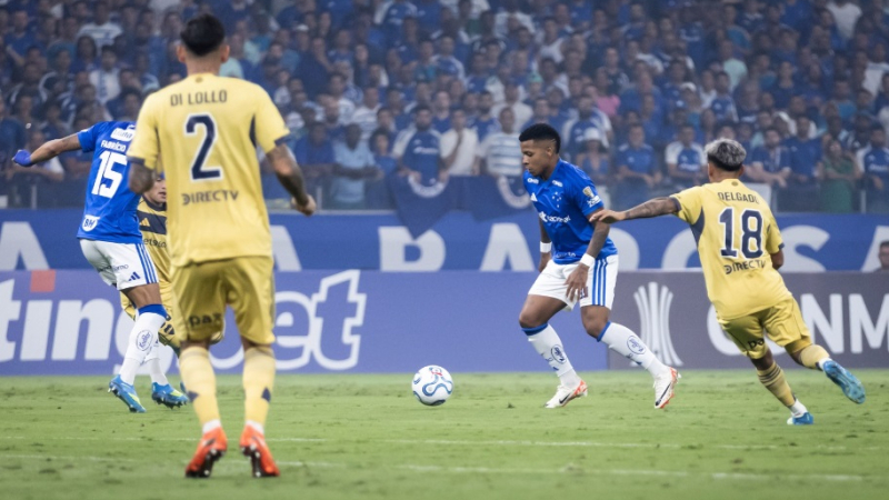 Cruzeiro cantó victoria en el final ante Boca
