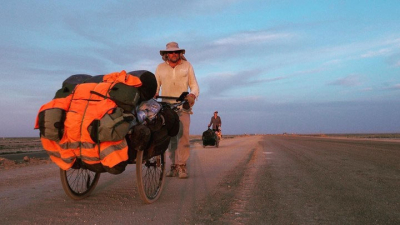 Lleva 27 años caminando, cruzó desiertos y mares y ahora enfrenta su mayor desafío para volver a casa