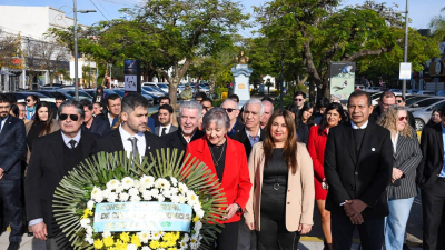 Profesionales de Ciencias Económicas celebraron su día con un acto en el Mástil Municipal
