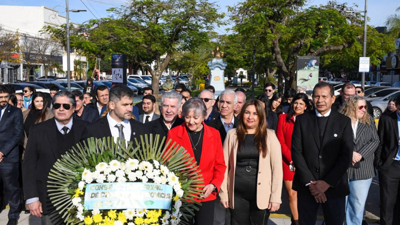 Profesionales de Ciencias Económicas celebraron su día con un acto en el Mástil Municipal