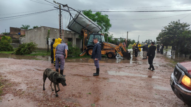 La lluvia castigó a Santa Sylvina: voló el techo de una vivienda y los caminos rurales quedaron intransitables