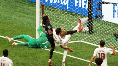 Goleó 6-0 a Qatar con dos expulsados y se instaló en la cima del Grupo B