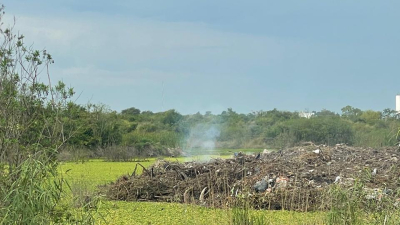 Presentaron una cautelar para frenar la quema de basura y el relleno de lagunas
