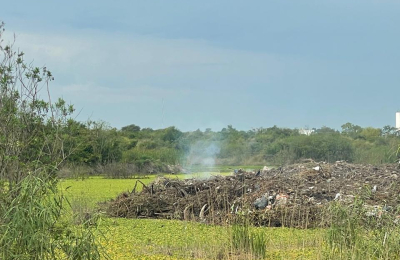 Presentaron una cautelar para frenar la quema de basura y el relleno de lagunas