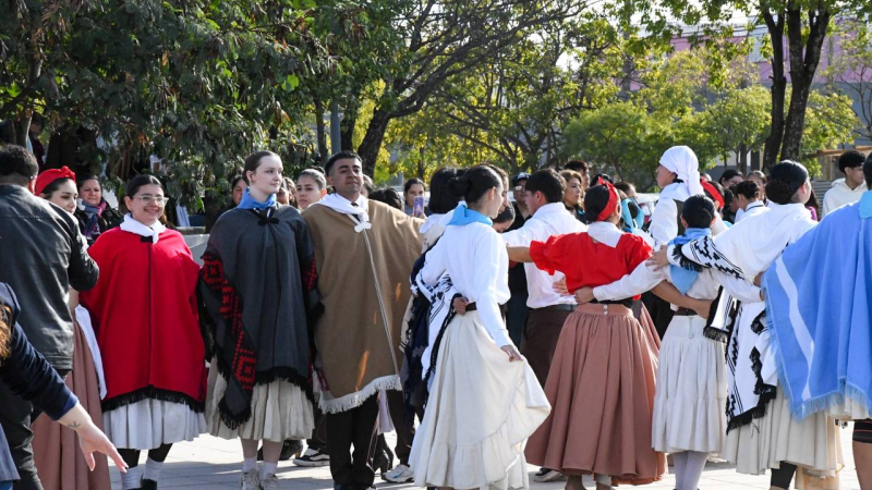 Estudiantes formoseños celebraron la Independencia bailando el Pericón Nacional