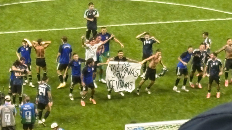 "Las Malvinas son argentinas": los jugadores expusieron una bandera prohibida, tras el partido