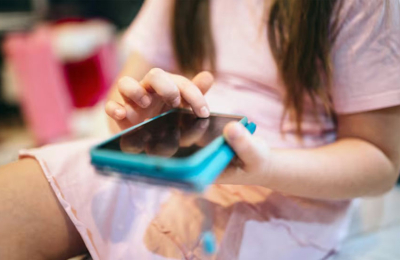 La prohibición de celulares en las escuelas muestra resultados dispares