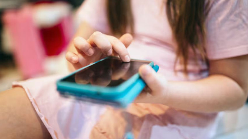 La prohibición de celulares en las escuelas muestra resultados dispares
