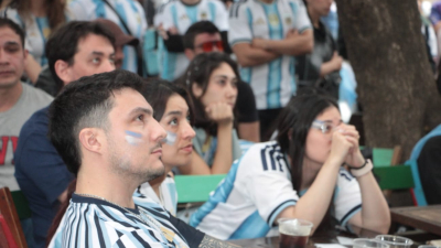 Una Resistencia con calles semidesiertas y alentando a la Selección