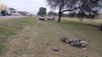 Un motociclista murió tras chocar con una camioneta en Corzuela