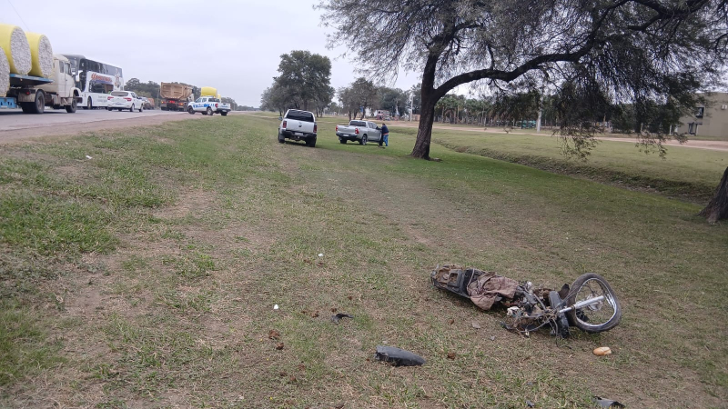 Un motociclista murió tras chocar con una camioneta en Corzuela